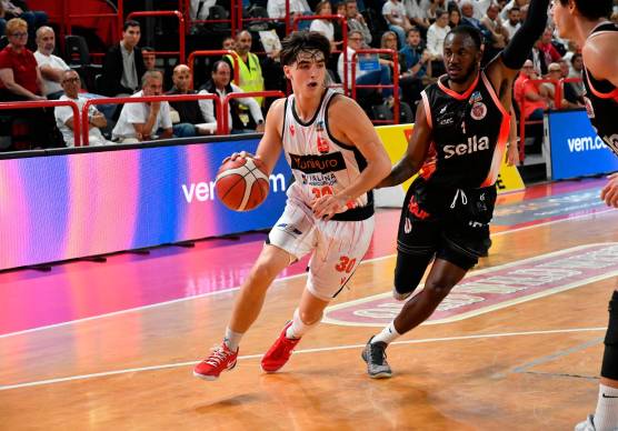 Tommaso Pinza contro Avery Woodson nella sfida contro la Sella Cento foto fabio blaco