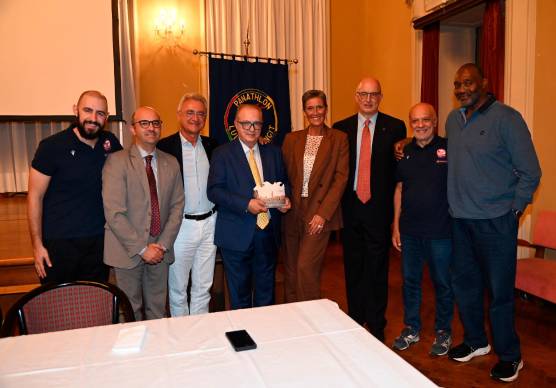 Al centro Maurizio Gherardini premiato dal Panathlon