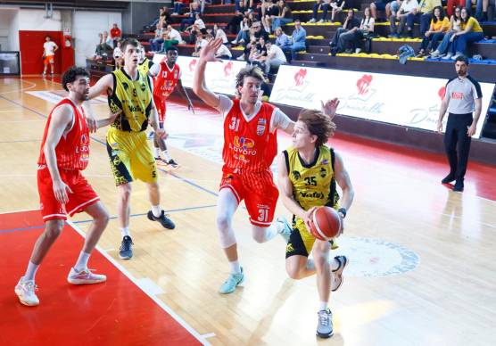 Roberto Chessari e Tommaso Gatto (Up Andrea Costa Imola) difendono su Lorenzo Pollini (Virtusd Imola) - foto Mmph