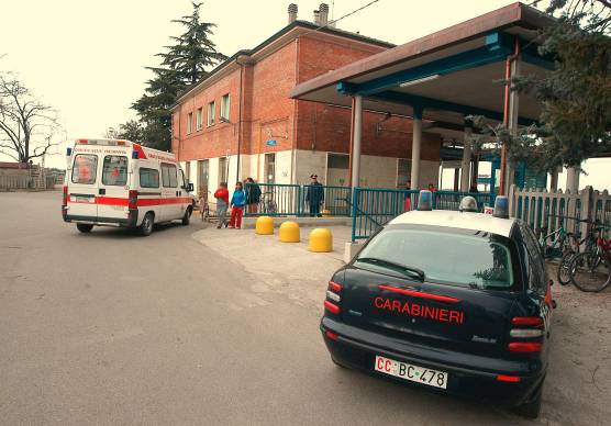 Carabinieri alla stazione di Forlimpopoli foto d’archivio