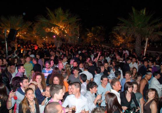 Ragazzi in discoteca