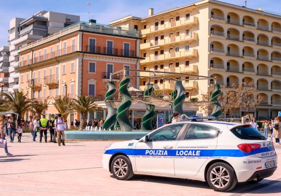 Affitti brevi a Riccione: continua a ospitare turisti in centro nonostante i divieti, scatta la denuncia