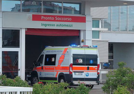 Rimini, semina il panico in Pronto Soccorso lanciando sgabelli e sedie: arriva la Polizia e lo arresta