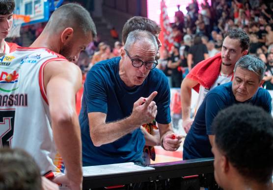 Il tecnico Sandro Dell’Agnello dà le sue indicazioni alla squadra durante un time-out foto tommaso morosetti