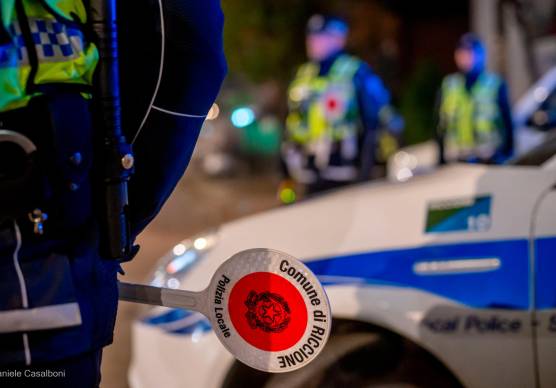 Riccione, mille persone con biglietto a 20 euro: la festa abusiva in spiaggia fa scattare la chiusura per 7 giorni