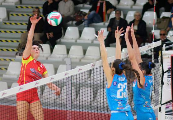 Un attacco di Camilla Ferrari nel vittorioso match contro Oplonti