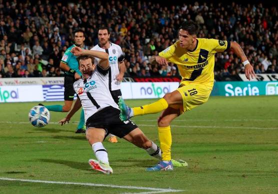 Alessandro Di Pardo, contrastato da Max Mangraviti, al tiro in Cesena-Modena 2-2