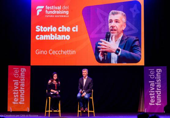 Riccione, “il coraggio di scegliere da che parte stare”: piazzale Ceccarini gremito per Gino Cecchettin