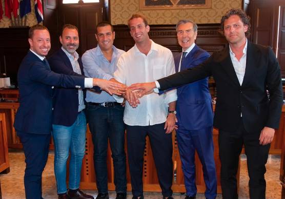 Il direttore generale Scocco, l’ex assessore e l’ex sindaco di Ravenna, Costantini e De Pascale, il presidente Ignazio Cipriani, il vice presidente Ariedo Braida e il direttore sportivo Mandorlini nel giorno della presentazione in Comune