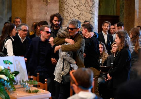 L’abbraccio di Rosario Fiorello alla moglie di Fabrizio Borra (foto Fabio Blaco)