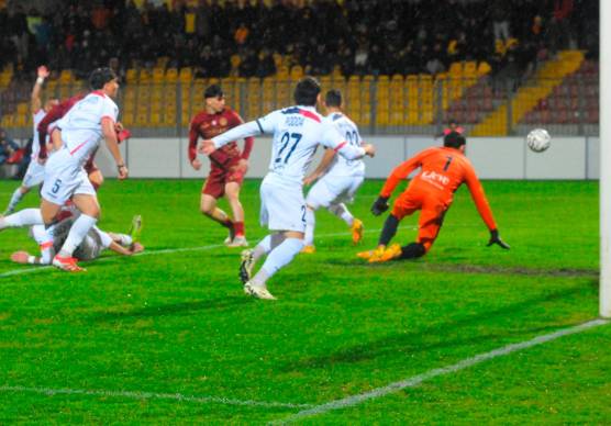Il gol del provvisorio vantaggio giallorosso con Tommaso Di Marco (foto MASSIMO FIORENTINI)