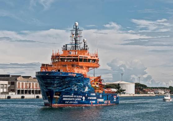 Una nave che trasporta migranti nel porto di Ravenna