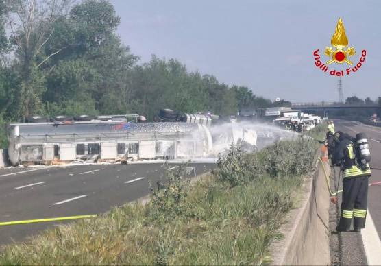 Autocisterna di etere si rovescia in A14 fra San Lazzaro e Castel San Pietro, morto il camionista