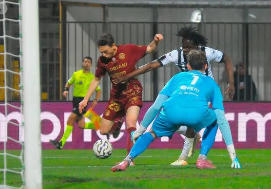 L’attaccante giallorosso Manuel Fischnaller nella gara interna contro l’Ascoli (Fiorentini)