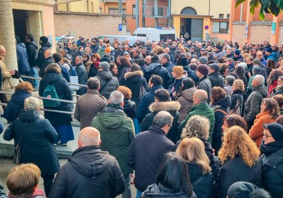La folla alla camera mortuaria (Foto Mauro Monti Mmph)