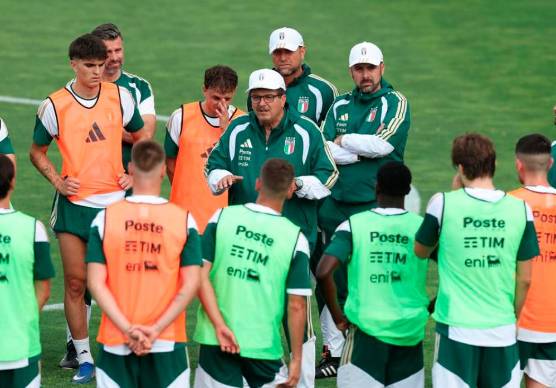 Tommaso Berti al fianco del Ct Silvio Baldini (foto www.figc.it)