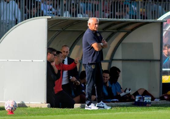 L’allenatore giallorosso Andrea Mandorlini durante la sfida persa con lo Spezia capolista