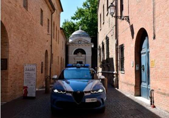 Ravenna, rubano in un negozio ma vengono inseguiti e catturati