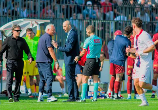 Andrea Mandorlini protesta per il gol annullato a Zaro (Fiorentini)