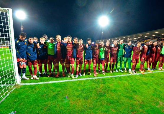 La squadra sotto la curva a fine partita - Foto Massimo Fiorentini