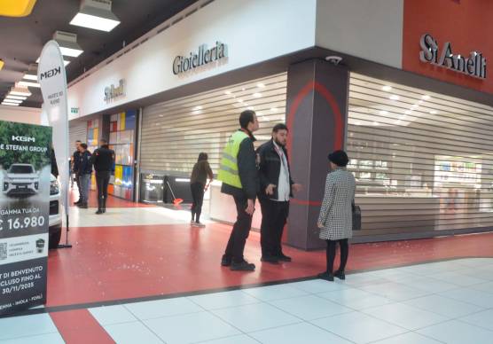 Assalto armato al centro commerciale Esp di Ravenna. Banditi armati e mascherati fanno razzia di gioielli poi fuggono in auto