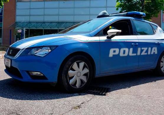 Faenza, viola il divieto di avvicinamento alla ex, aggredisce e minaccia i poliziotti: arrestato