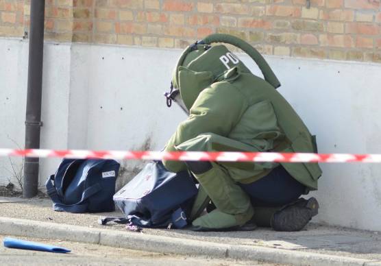 Gli artifcieri al lavoro in una foto di repertorio