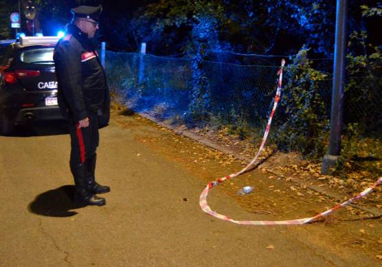 I carabinieri e il 118 intervenuti sul posto. A terra si vede la bottiglia con il liquido infiammabile (foto Fiorentini)