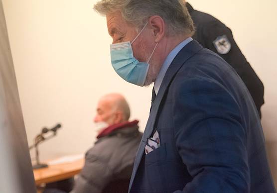In primo piano l’avvocato Carlo Benini e sullo sfondo il dottor Mauro Passarini