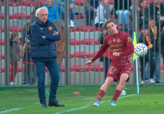 Lorenzo Da Pozzo imposta una trama offensiva del Ravenna sotto gli occhi di Andrea Mandorlini (foto Massimo Fiorentini)