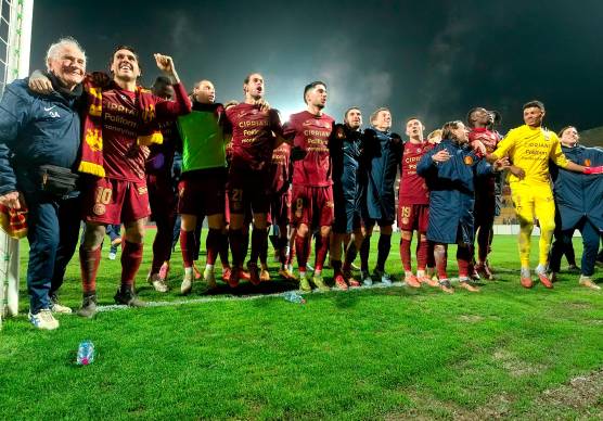 L’esultanza della squadra giallorossa sotto la curva Mero alla fine della gara con il Carpi (Fiorentini)