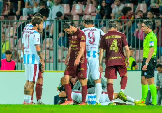 Esposito esce dal campo dopo il rosso ricevuto (Fiorentini)