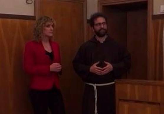 Padre Filippo con l’inviata di Rai 2