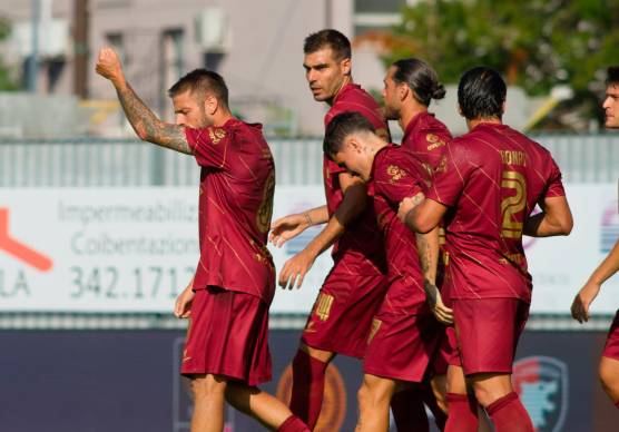 Daniele Casiraghi festeggia il suo primo gol in maglia Ravenna che ha dato il via al 3-1 sul Campobasso (Fiorentini)