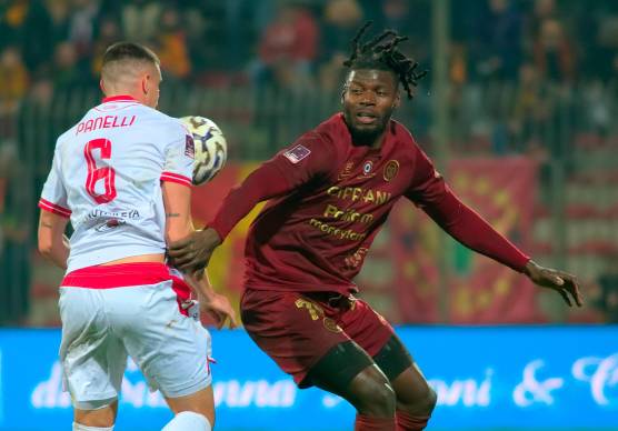 Jonathan Italeng in un duello con il difensore carpigiano Tommaso Panelli foto MASSIMO FIORENTINI