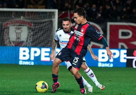 Il centrocampista centrale brasiliano Vinicius Negro Di Stefano, ventiquattrenne di proprietà del Crotone