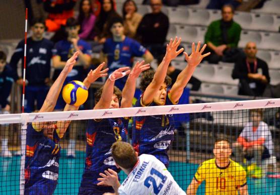 Il muro a tre della Consar Ravenna si oppone allo scatenato polacco Jan Fornal (Fiorentini)