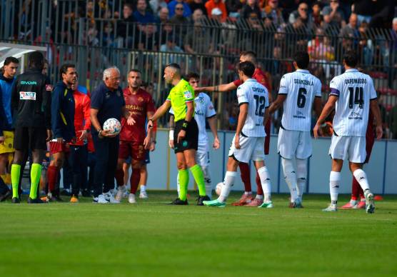 Le proteste di Mandorlini: il rosso a Dapozzo nel primo tempo ha condizionato tutta la gara (Fiorentini)