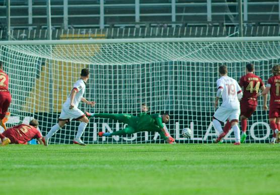 Il portiere ravennate Francesco Anacoura trafitto dal tiro dell’aretino Camillo Tavernelli foto MASSIMO FIORENTINI