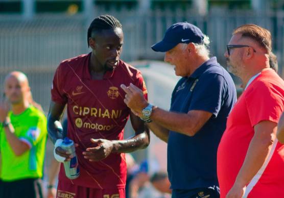 Sopra i due marcatori Lorenzo Lonardi e Simone Rabbi a fine partitaIn alto Andrea Mandorlini dà istruzioni a Joshua Tenkorang foto fiorentini