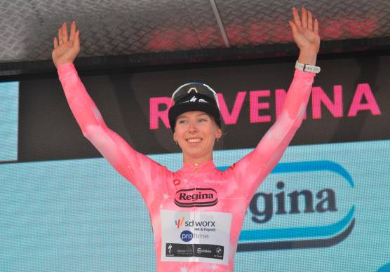 Lorena Wiebes in maglia rosa prima di essere squalificata - Foto Massimo Fiorentini