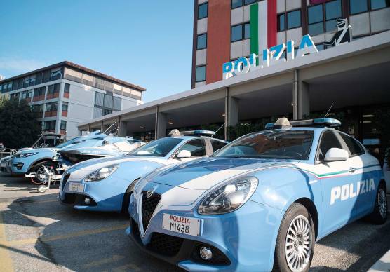 Rimini, ruba un profumo dal negozio spintonando la titolare