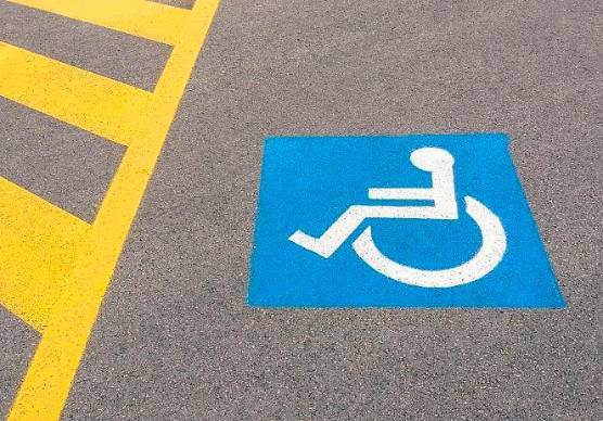 Rimini, aumentano le multe a chi parcheggia negli spazi per i disabili: nel 2025 sono state 565