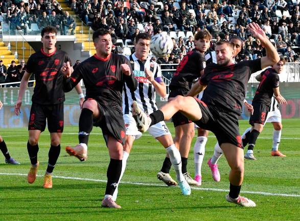 Elia Petrelli e Carlo De Risio in un ripiegamento difensivo nella partita persa lunedì ad Ascoli
