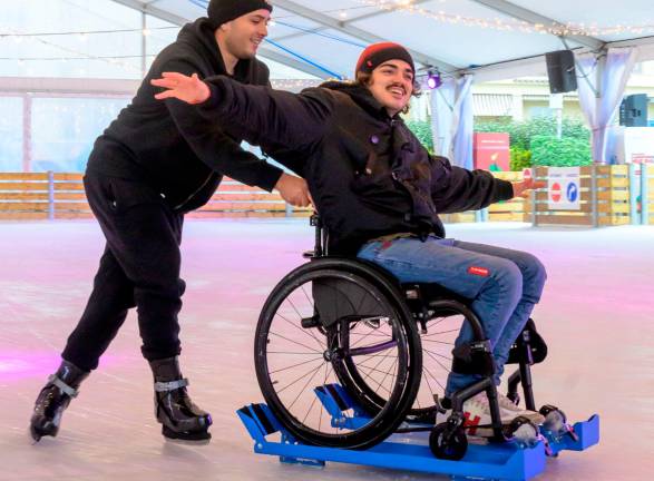 Riccione, ecco il Polar Park: anche chi è in sedia a rotelle pattina sul ghiaccio VIDEO