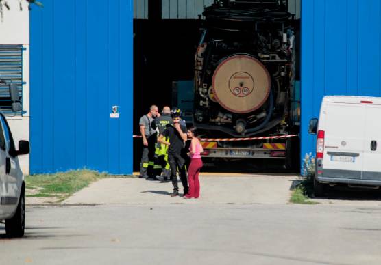 I vigili del fuoco ieri davanti all’officina meccanica transennata (foto Massimo Fiorentini)