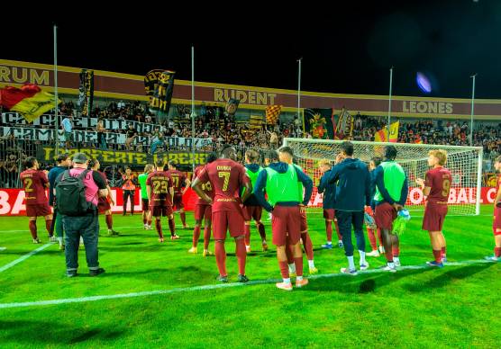 “Chi cade lottando non camminerà mai solo”: è lo striscione con cui i tifosi hanno ringraziato il Ravenna dopo il ko con la Salernitana (Fiorentini)