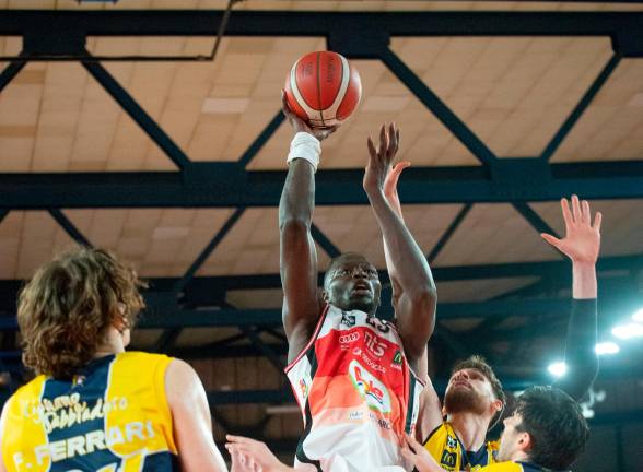 Il pivot biancorosso Gora Camara nella partita d’andata (Morosetti)