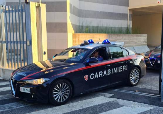 Cesena, maneggia munizioni da guerra e si ustiona: nel capannone del pensionato spunta un arsenale