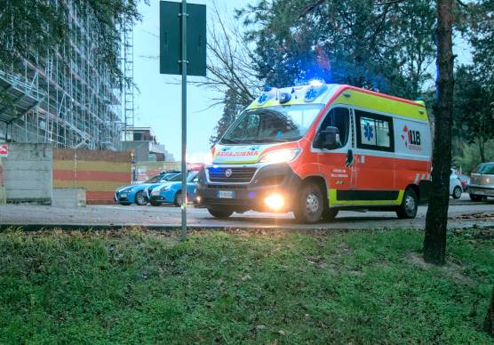 Ravenna, si buttò dal nono piano con la figlia di sei anni che morì. Al via la Corte d’Assise: il papà non si costituisce parte civile